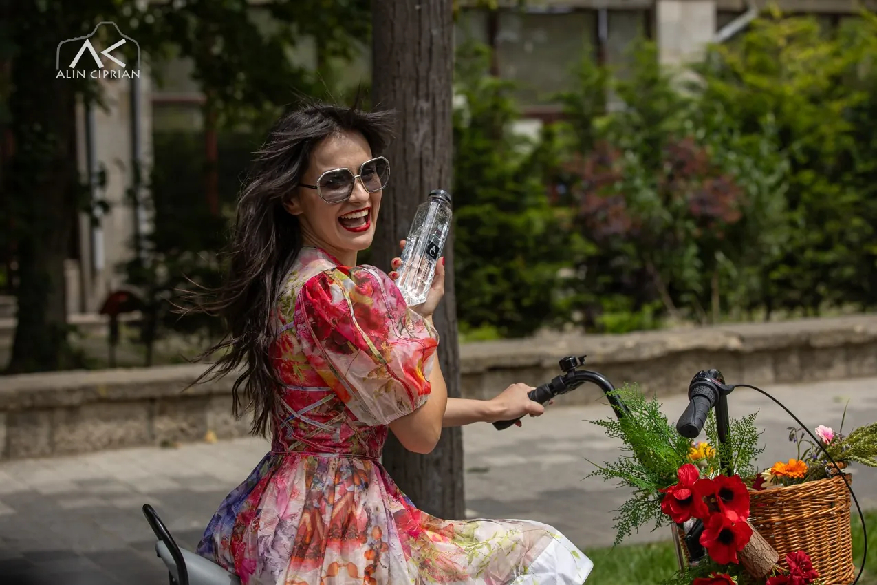 Alexandra pe bicicletă, cu flori în coș