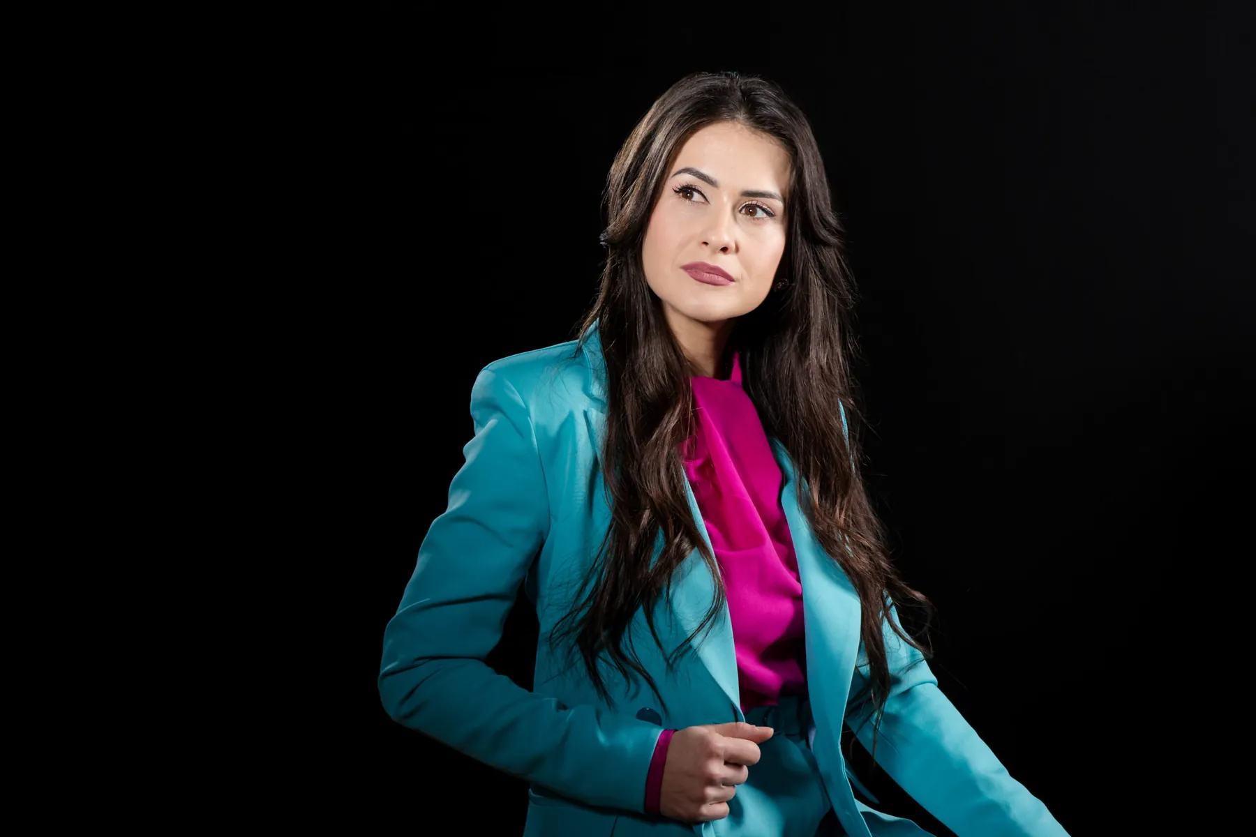 Alexandra în sacou turcoaz