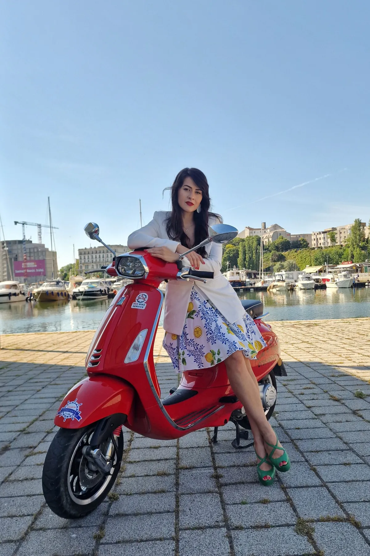 Alexandra pe Vespa, în port