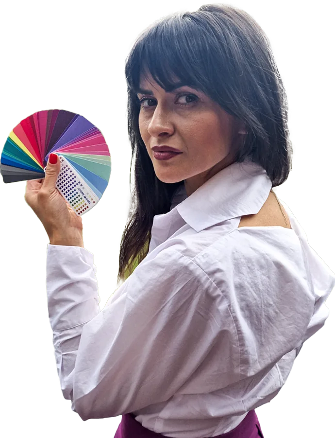 Alexandra Răduș ținând un paletar de culori